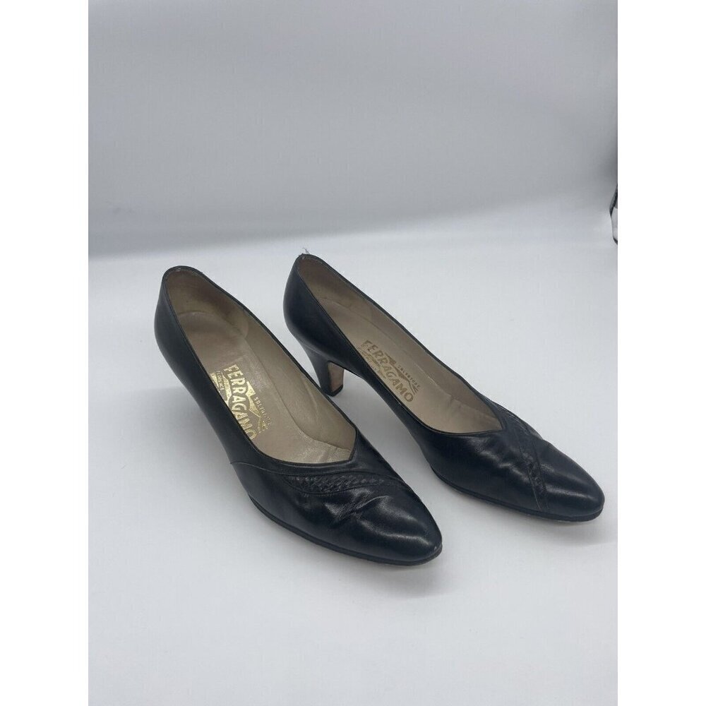SALVATORE FERRAGAMO BLACK  Leather Pumps SIZE 9.5 6A Narrow Width Elegant Career